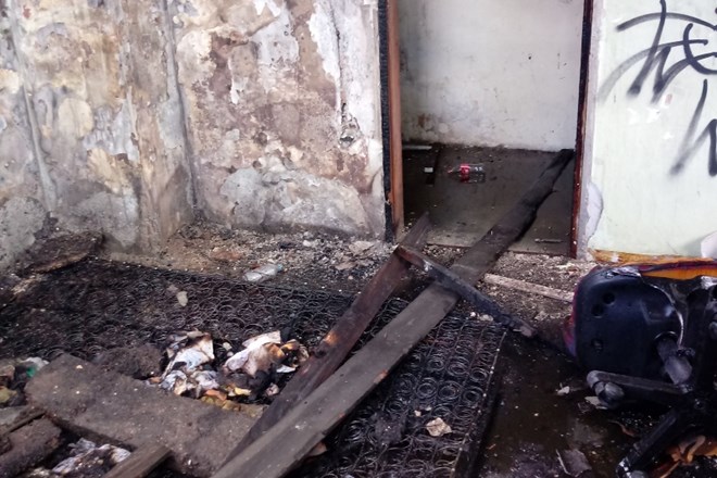 Zagorelo je v eni izmed sob, ki služijo kot pribežališče ljudi  brez strehe nad glavo.