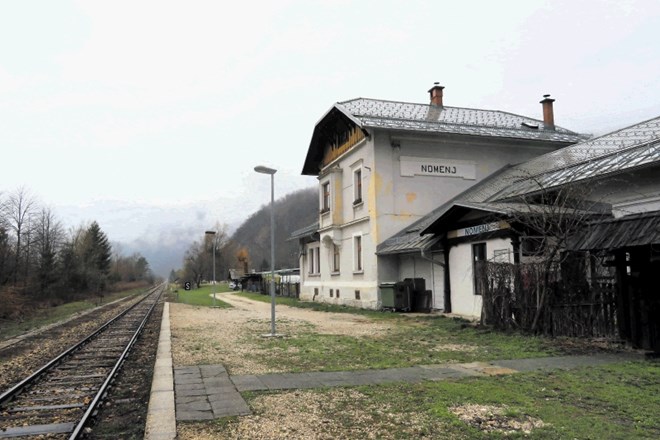 Zemljišča v bližini železniškega postajališča Nomenj pred  Bohinjsko Bistrico bi bila po mnenju Direkcije RS za...