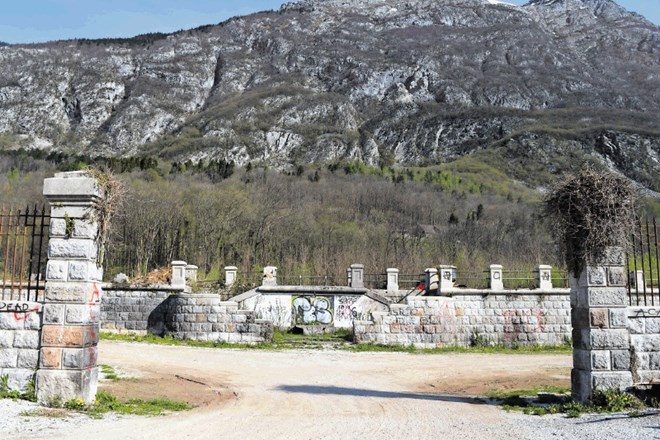 Na območju Žaršč, kjer je bila včasih vojašnica, bodo tudi letos uredili parkirišče za turiste v Bovcu.