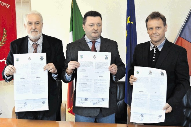 Pismo o nameri so podpisali (od desne proti levi) Valter Mlekuž, župan občine Bovec, Fabrizio Fuccaro, župan občine Kluže, in...
