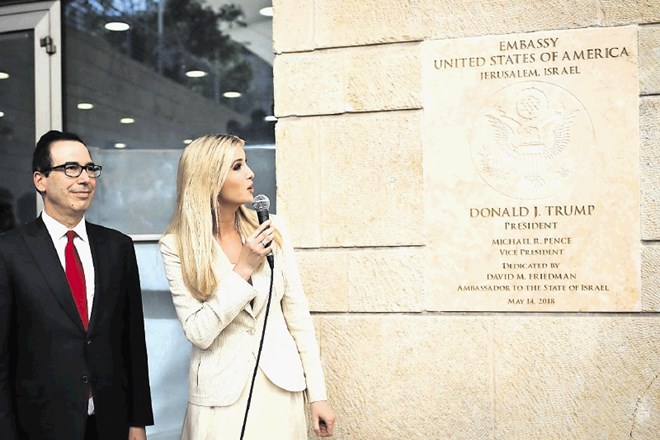 Odprtja ameriškega veleposlaništva sta se udeležila tudi Trumpova hči Ivanka in finančni minister Steven Mnuchin.