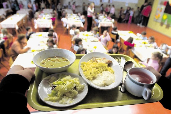 V šolskih kuhinjah se obrnejo ogromne količine hrane in lokalni kmetje bi lahko pri tem  sodelovali v veliki  meri.