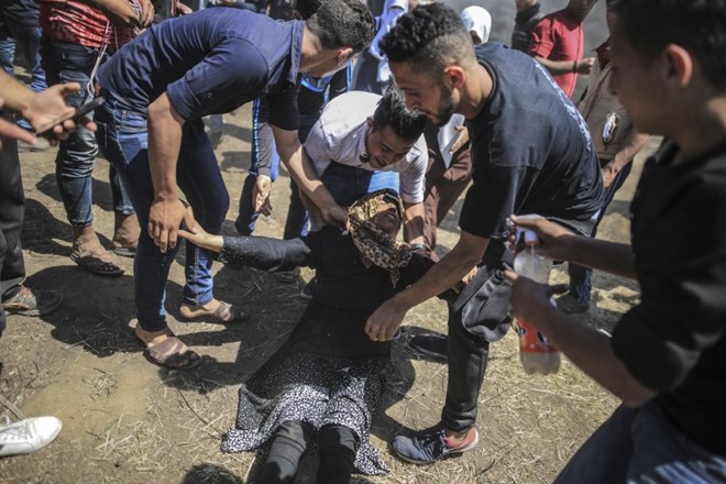 V Gazi v protestih bistveno manj žrtev, po svetu pa veliko zgražanja