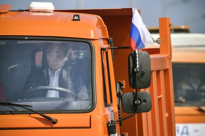 #foto #video Putin za volanom tovornjaka odprl most med Krimom in jugom Rusije 