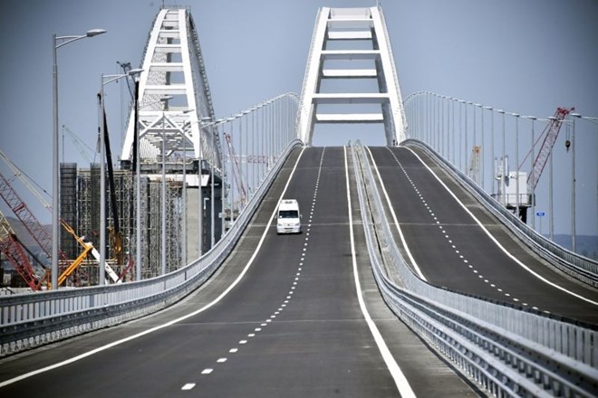 #foto #video Putin za volanom tovornjaka odprl most med Krimom in jugom Rusije 