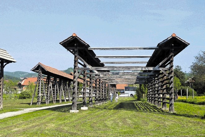 Dežela kozolcev v  Šentrupertu je prvi muzej kozolcev na prostem na svetu.