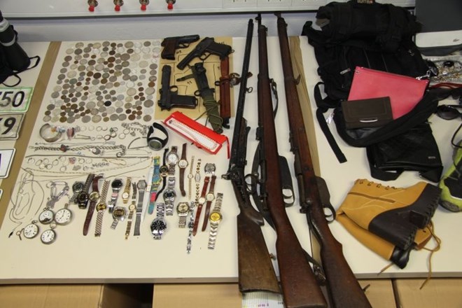 Med več kot 700 zaseženimi predmeti so se znašli tako puške kot športni copati.