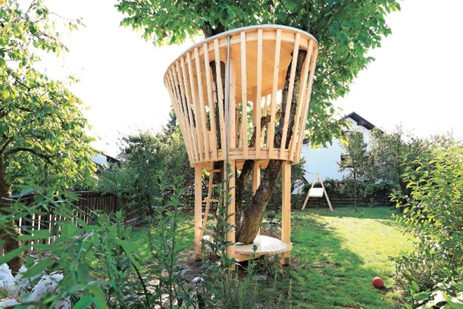 Prej in pozneje: lesena hišica ob drevesu je glavna atrakcija vrta – za igro, meditacijo ali sproščanje adrenalina.