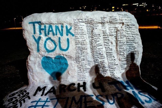 Zahvala žrtvam zlorabe, ki so se opogumile in javno spregovorile o dogodkih, zapisana v kamen pred univerzo Michigana.
