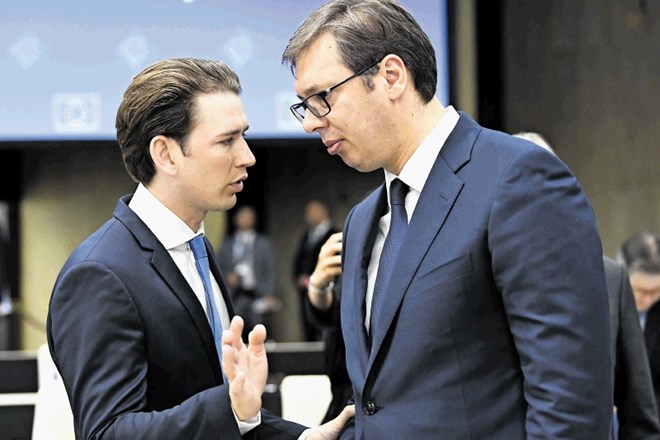 V Sofiji je bilo tudi veliko neformalnih pogovorov na štiri oči. Na fotografiji premier Avstrije Kurz in srbski predsednik...