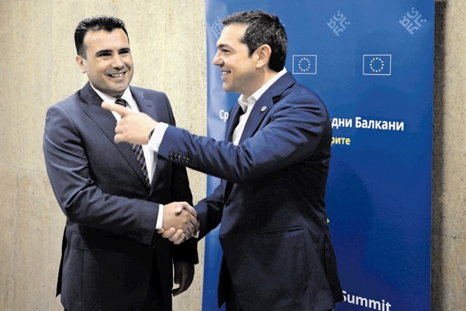 Premierja Zaev in Cipras sta si v Sofiji segla v roke, vendar bodo imele zadnjo besedo o kompromisnem imenu Makedonije grška...