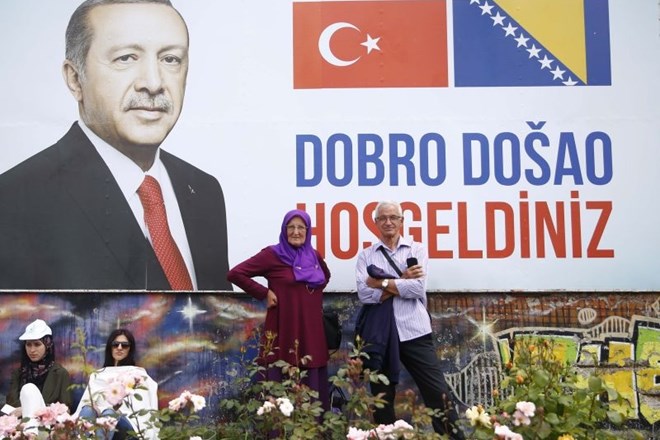 #foto #video Erdogan prek Sarajeva v Evropo