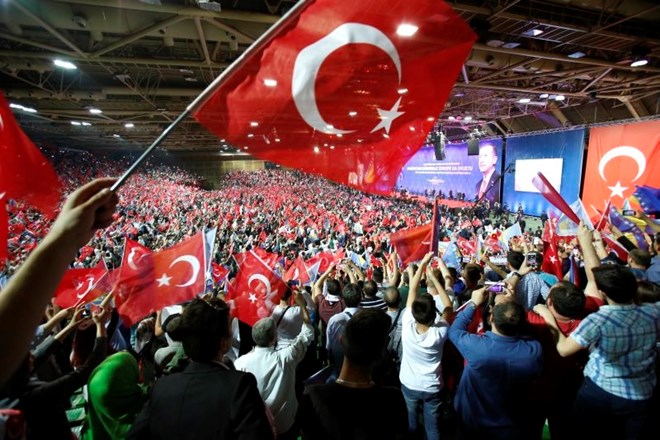 Na shodu v sarajevski športni dvorani Zetra naj bi bilo navzočih približno 10.000 Turkov, od katerih jih je v BiH približno...