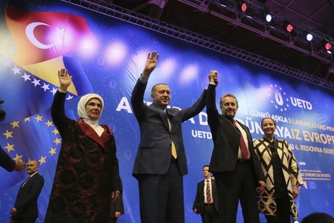#foto #video Erdogan prek Sarajeva v Evropo