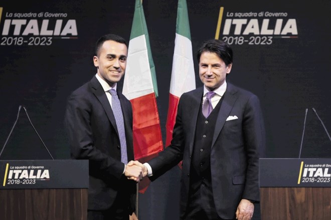 Prvak Gibanja petih zvezd Luigi Di Maio (levo) je segel v roko kandidatu za italijanskega premierja Giuseppeju Conteju.