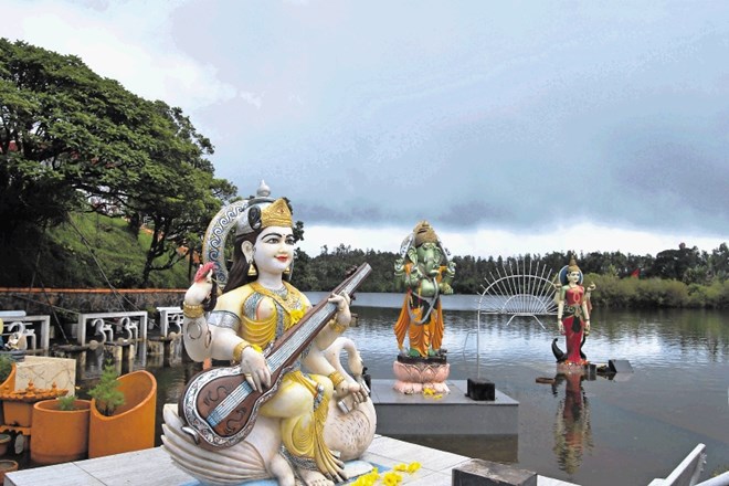 Grand Bassin je sveto jezero s hindujskih templjem.