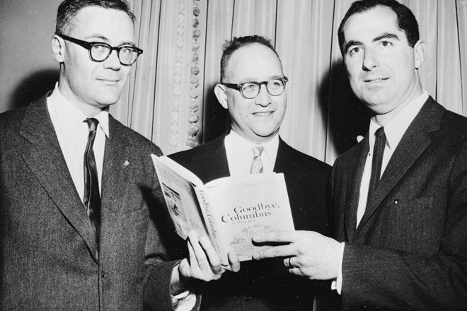 Z Robertom Lowellom in Richardom Ellmannom leta 1960, ko je trojica v različnih kategorijah prejela nacionalno knjižno...