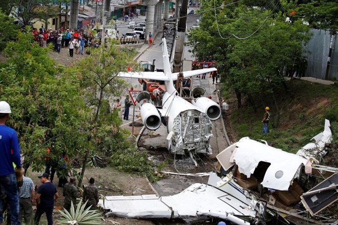 #foto #video Letalo se je ob strmoglavljenju v Hondurasu prepolovilo