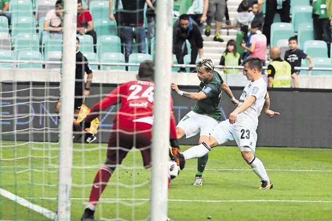 Olimpija (v zelenem dresu Stefan Savić) je proti Krškemu veliko napadala in dosegla dva gola.