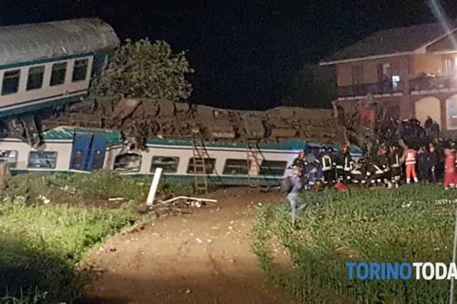 #foto V trčenju vlaka in tovornjaka pri Torinu dva mrtva in številni ranjeni