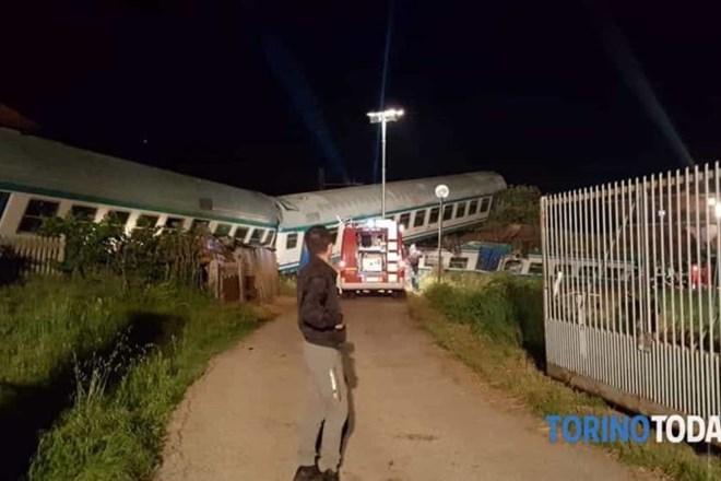 #foto V trčenju vlaka in tovornjaka pri Torinu dva mrtva in številni ranjeni