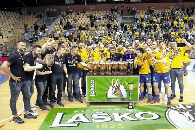 Celjski rokometaši in člani strokovnega štaba so se včeraj v Zlatorogu takole veselili 22. naslova državnih prvakov.