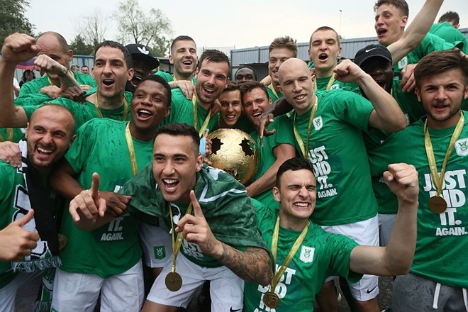 Dvig pokala za nove slovenske nogometne prvake, v sredo bodo Ljubljančani v pokalnem finalu lovili dvojno krono.