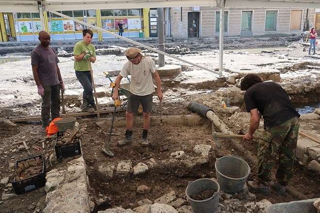 #foto Arheološka odkritja v Ajdovščini: našli vojaško opremo, novce, orožje in sponke