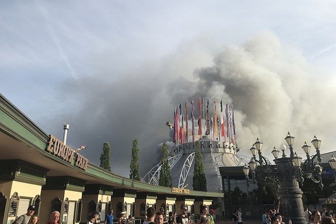 #foto #video V največjem nemškem zabaviščnem parku ogromen požar gasilo 250 gasilcev