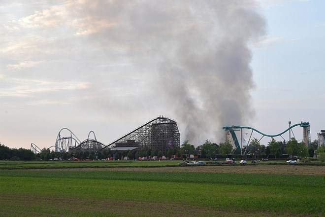 #foto #video V največjem nemškem zabaviščnem parku ogromen požar gasilo 250 gasilcev