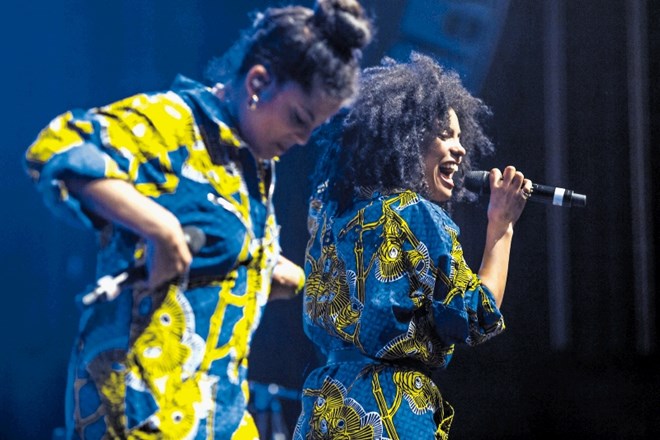 Kubansko-jorubski soulovski dvojčici Lisa-Kainde Diaz in Naomi Diaz z umetniškim imenom Ibeyi sta poskrbeli za petje,...