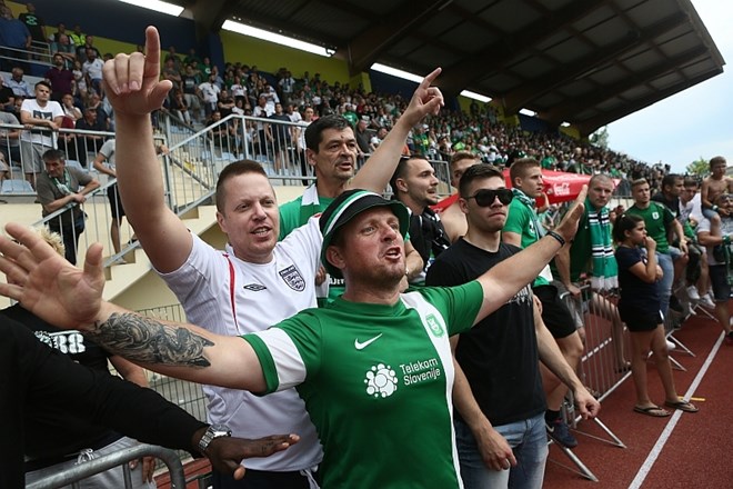 Navijačem zelenih se je mudilo proslaviti naslov državnih prvakov, ki so ga igralci Olimpije prevzeli Mariboru.