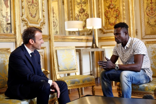 Francoski predsednik Emmanuel Macron in Mamoudou Gassama.