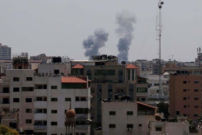 Več izstrelkov iz Gaze na jug Izraela, Netanjahu zagrozil s silovitim odzivom