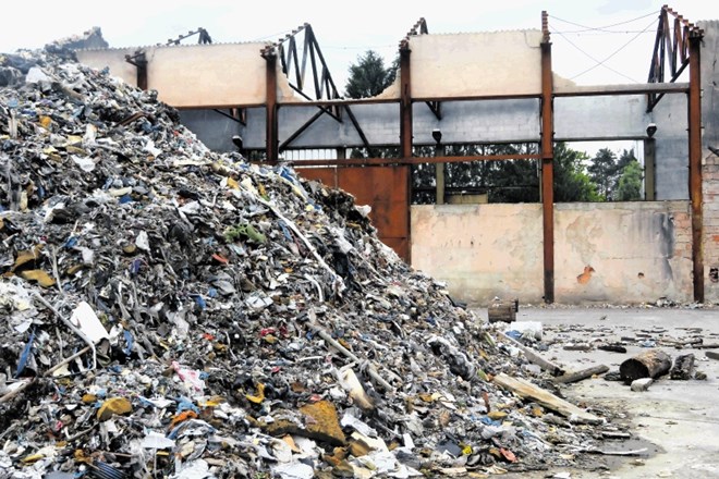 Na požarišču v Zalogu je še vedno okoli 5000 ton ožganih odpadkov.