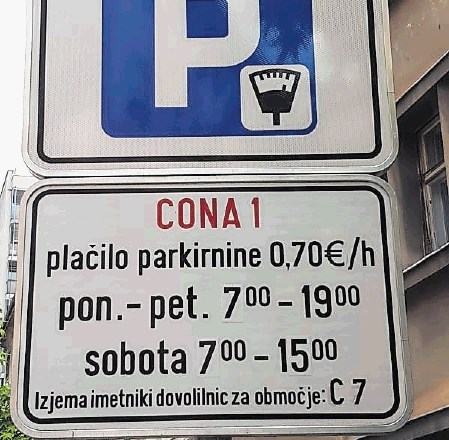 Prometni znak označuje začetek območja parkiranja z dopolnilno tablo.