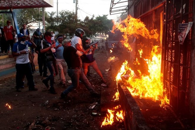 #foto #video Na sto tisoče ljudi na protestih proti vladi v Nikaragvi, umrlo že pet ljudi