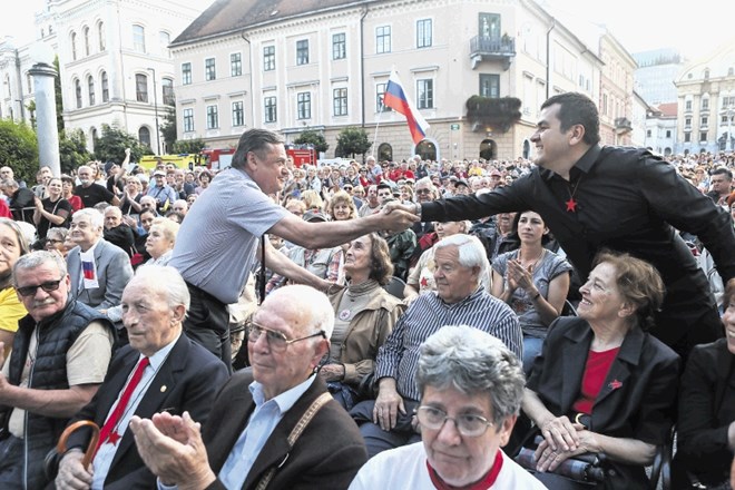 Zoran Janković se je na koncertu Nosil bom rdečo zvezdo nasmejano rokoval z obiskovalcem, pri tem pa segel mimo nenasmejanega...
