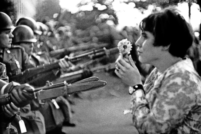Marc Riboud, Washington, 1967: Jan Rose Kasmir, mlada ameriška mirovnica, med pohodom na Pentagon 21. oktobra 1967 v znak...