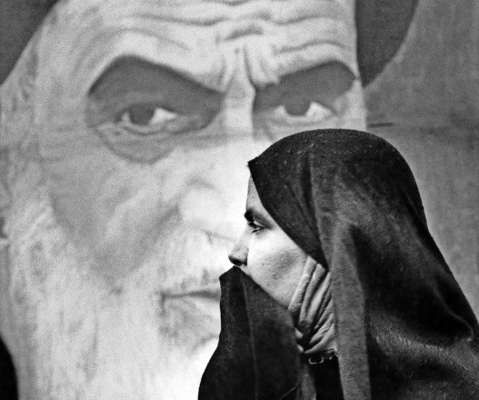 Marc Riboud, Iran, 1979: »Ajatola Homeini strogo zre z zidov Teherana, kjer je takoj ob svoji vrnitvi v Iran vpeljal islamski...