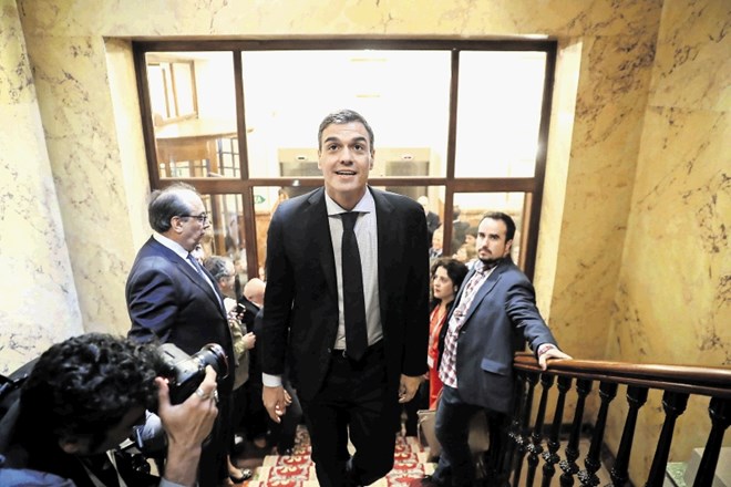 Vodja španskih socialistov Pedro Sanchez se je včeraj povzpel na premierski položaj.