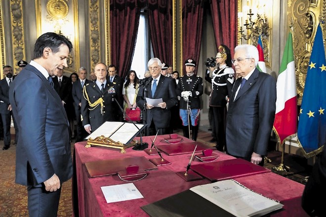Novi italijanski premier Giuseppe Conte je zaprisegel pred predsednikom Sergiem Mattarello. S tem dejanjem se je končala...