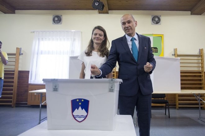 Predsednik SDS Janez Janša je s soprogo Urško glasoval na predčasnih parlamentarnih volitvah v KS Šentilj.