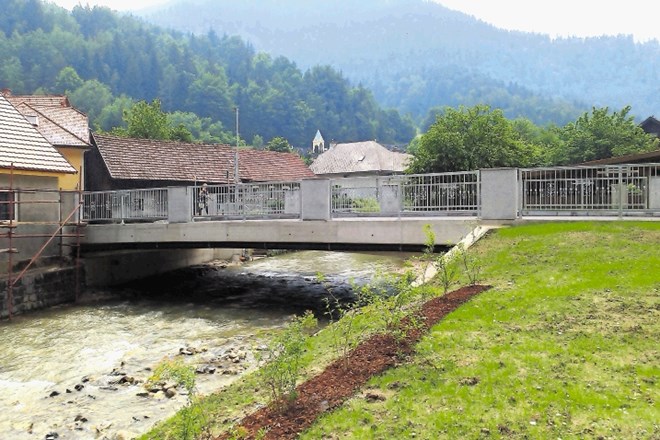 Most v Črni, star več kot sto let, je zdaj obnovljen, dvopasoven, na njem pa je dovolj prostora tudi za pešce.