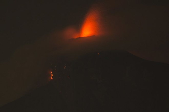 #foto #video Izbruh vulkana: lava v vasi uničila hiše in do smrti požgala ljudi