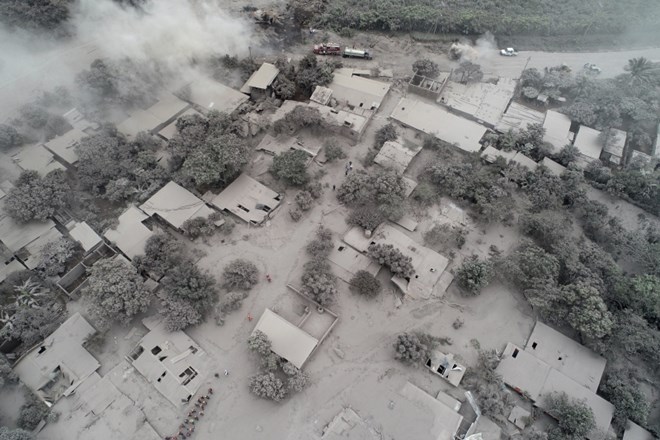 #foto Vulkan v Gvatemali znova bruhal, pogrešajo več sto ljudi