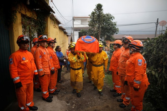 #foto Vulkan v Gvatemali znova bruhal, pogrešajo več sto ljudi