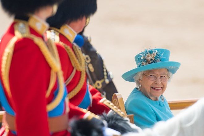 #foto V Londonu s parado obeležili kraljičin 92. rojstni dan