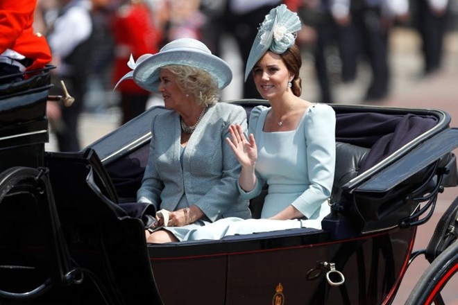 #foto V Londonu s parado obeležili kraljičin 92. rojstni dan
