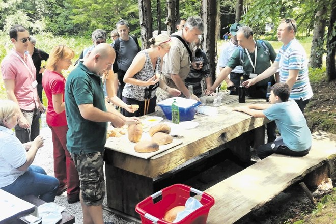 Na poti je kulinarični mojster Robert Godec popotnikom sredi gozda postregel s svežim domačim kruhom iz krušne peči.